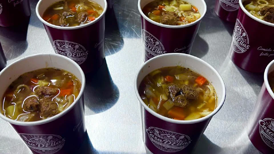 Minestrone com carne, macarrão e legumes